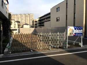 ホームページ屋ですが、社屋建設現場の仮囲い工事と看板設置やってます。