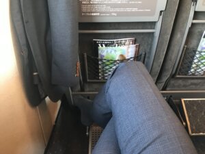 新幹線車内では革靴脱ぎますがなにか？